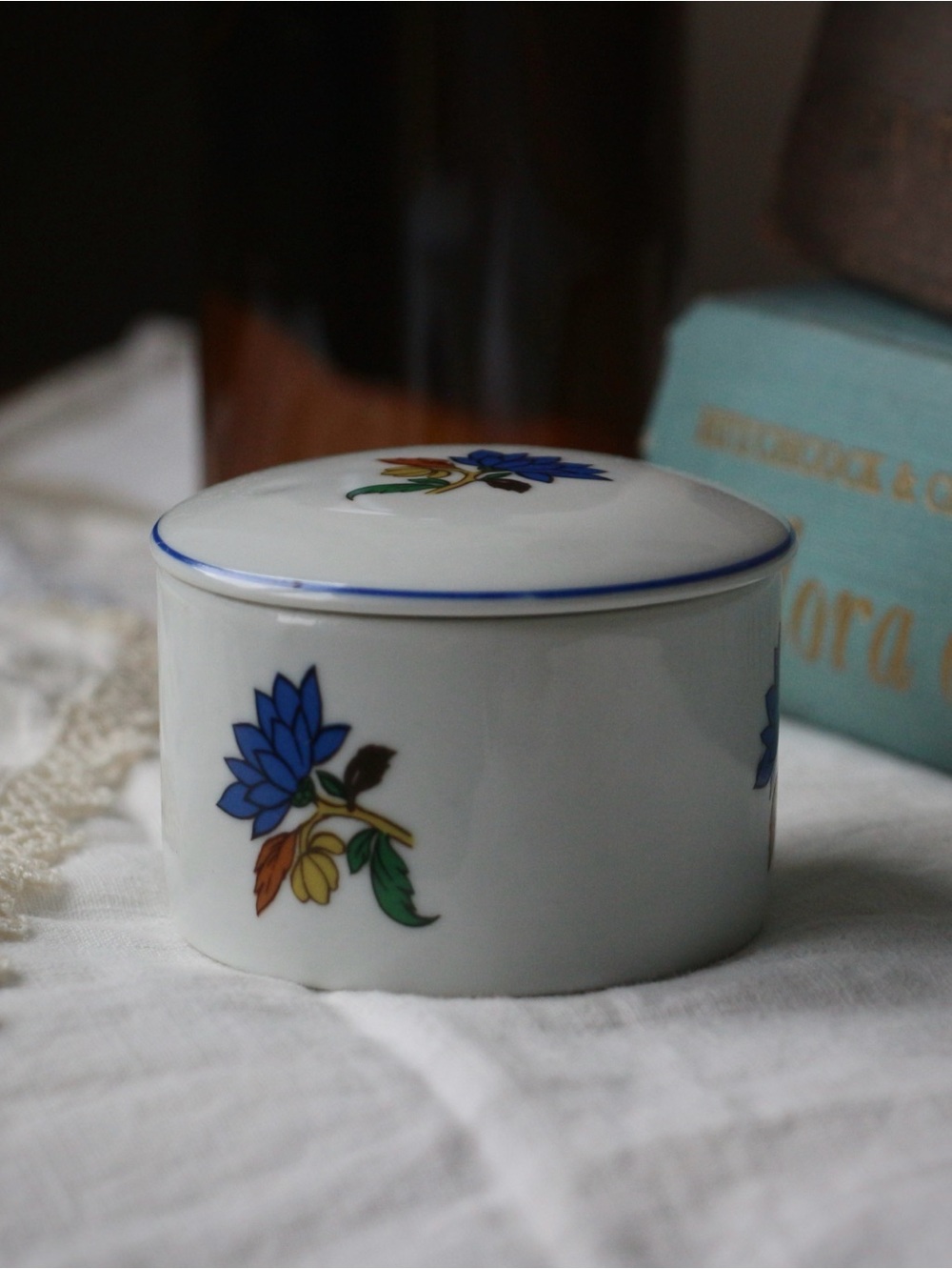 1970's Colonial Leart Round Porcelain Trinket Box